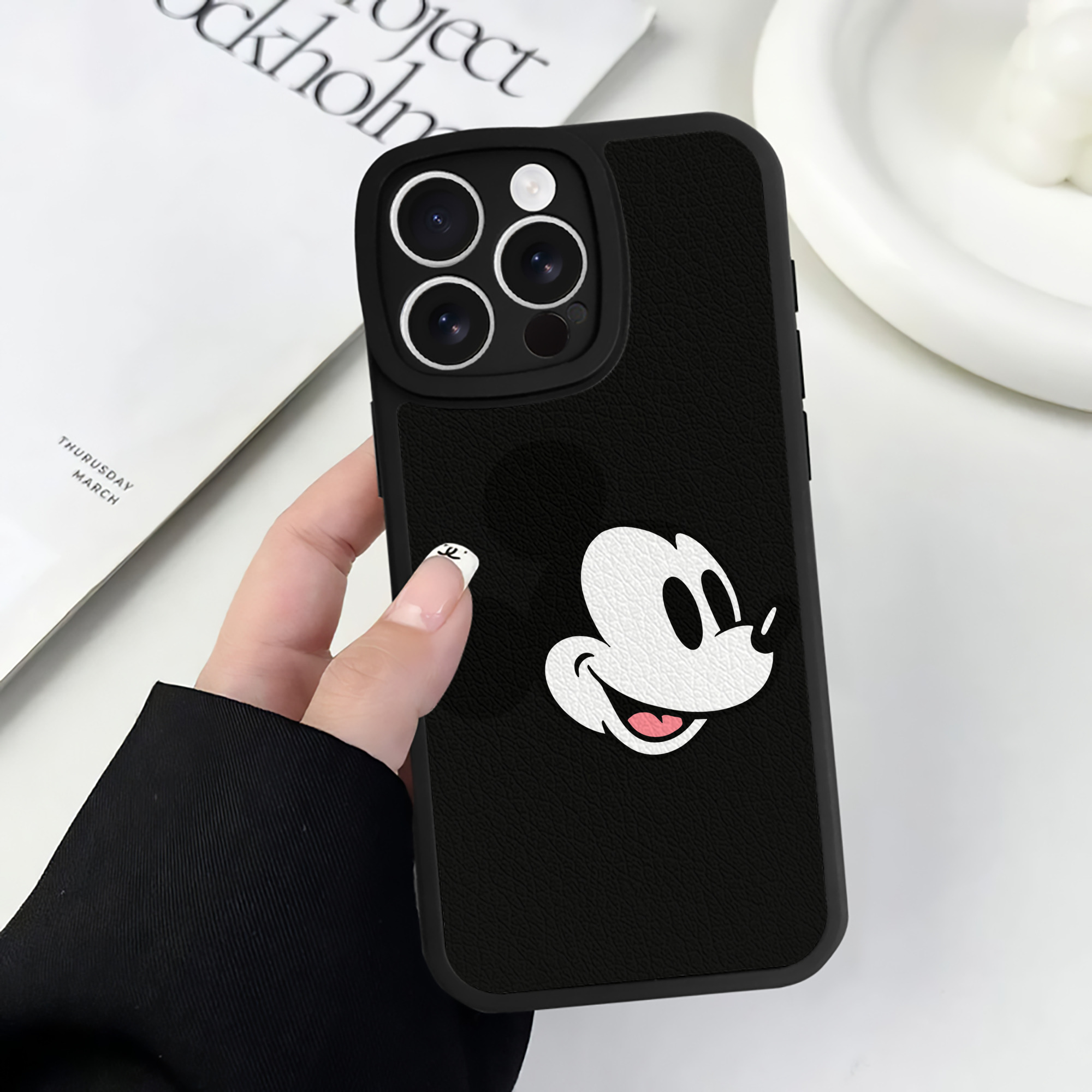 （画像用） ミッキーマウス Mickey Mouse 【iPhone 16シリーズ対応】シリコンスマホケース（レザー調） 材質：シリコン